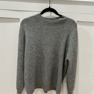 Forever 21 Womas Gray Crewneck Sweater size Medium